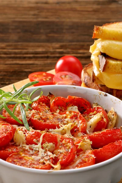 Tomates assados, pão de milho e sanduíches com queijo derretido — Fotografia de Stock