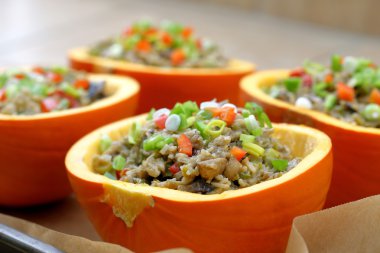 Pirinç ve mantar pişirmeye hazır ile sonbahar dolması kabak