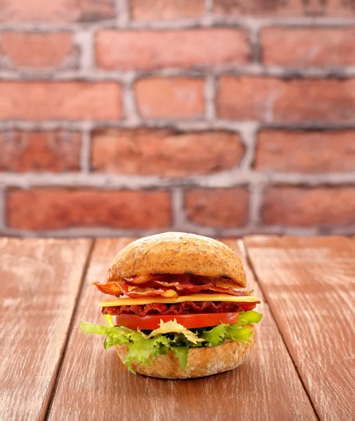 Burgers au bacon avec tomate et fromage sur table en bois — Photo