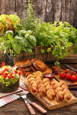 Puf böreği ve salata fırında sosisli sandviç sosis haddelenmiş