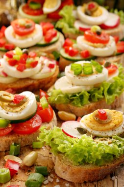 Kahvaltı için taze sağlıklı vejetaryen sandviç