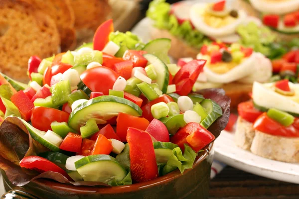 Friss egészséges saláta, paprika, paradicsom és uborka — Stock Fotó