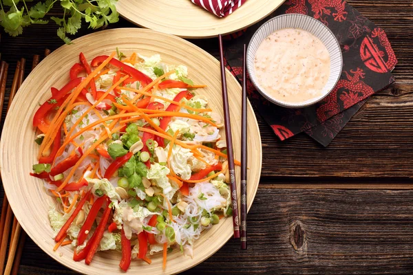 Свіжий здоровий салат з рисовою локшиною та горіхами — стокове фото