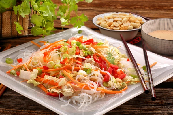Salada fresca e saudável com macarrão de arroz e nozes — Fotografia de Stock