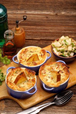 Puf böreği mavi peynir ve ceviz ile pişmiş armut