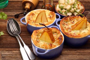 Puf böreği mavi peynir ve ceviz ile pişmiş armut