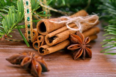 Tarçın ve anason yıldız ile dekorasyon ahşap backgr üzerinde