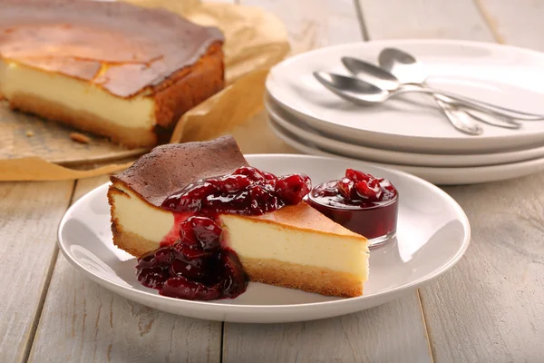 Christmas cheesecake slice with melted chocolate — Stock Photo, Image