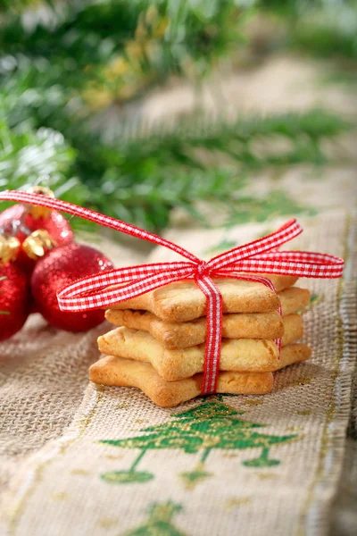 Biscoitos de Natal com decoração em fundo de madeira — Fotografia de Stock