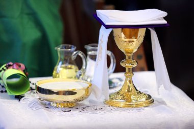 Altın chalice kitle sırasında sunak üzerinde