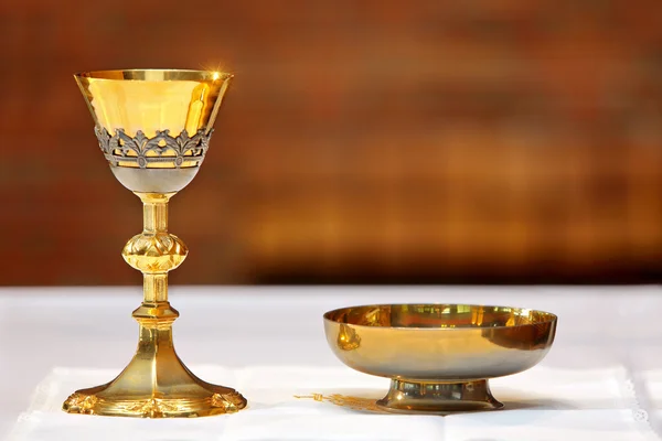 Cálice de ouro no altar durante a missa — Fotografia de Stock