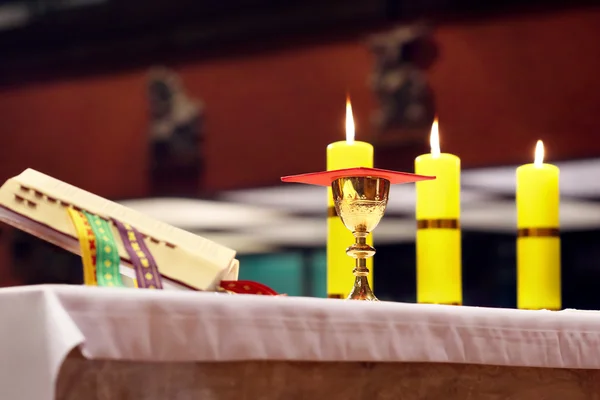 Goldener Kelch auf dem Altar während der Messe — Stockfoto