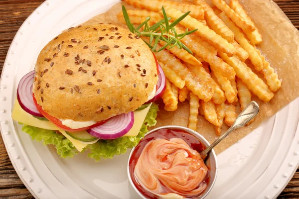 나무 테이블에 튀김 신선한 맛 있는 햄버거 — 스톡 사진