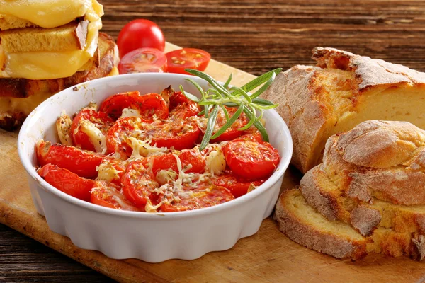 Домашняя закуска с печеными помидорами и бутербродами — стоковое фото