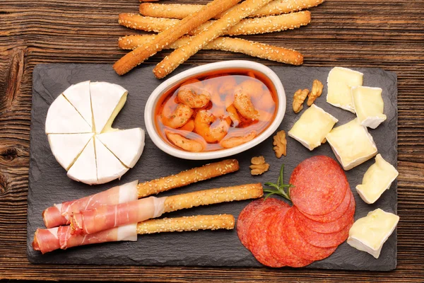 Meze peynir ve karides ile ayarla — Stok fotoğraf