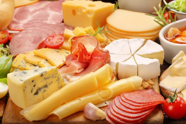 Conselho de vários tipos de queijo e aperitivos conjunto — Fotografia de Stock