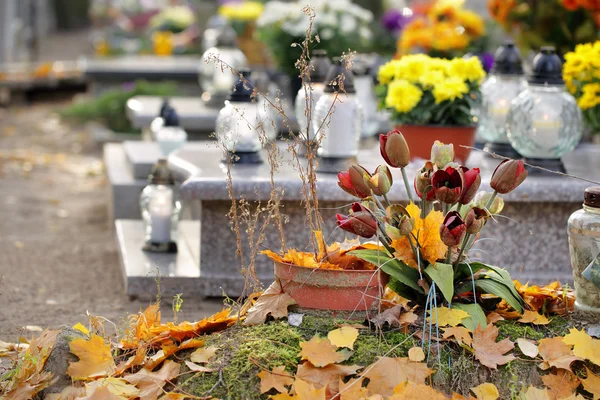Cementerio tradicional polaco en la fiesta de todos los santos día — Foto de Stock
