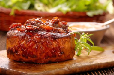 Ahşap arka plan üzerinde ızgara dumanlı sıcak chop