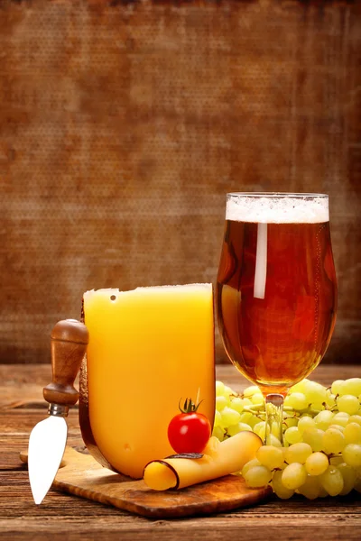 Aperitivo de queijo amarelo e cerveja — Fotografia de Stock