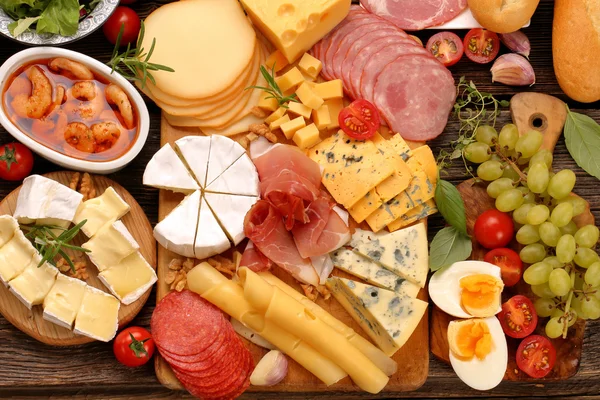 Buffet de vários tipos de queijo e aperitivos conjunto — Fotografia de Stock