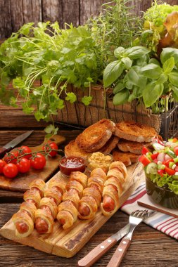 Puf böreği pişmiş sosis frankfurters haddelenmiş