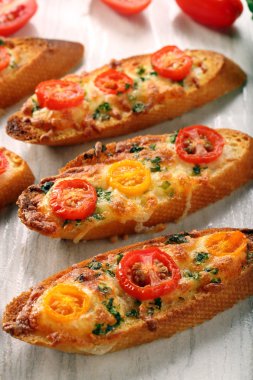 Taze gevrek ekmek peynir ve domates beyaz arka plan üzerinde