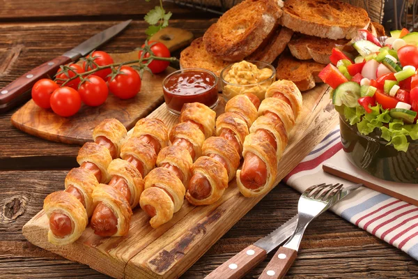 Frankfurters rolled sausages baked in puff pastry — Stock fotografie