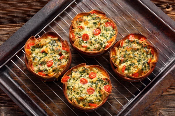 Casserole with cheese, spinach and tomatoes — Stock Photo, Image