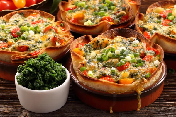 Cacerola con queso, espinacas y tomates —  Fotos de Stock