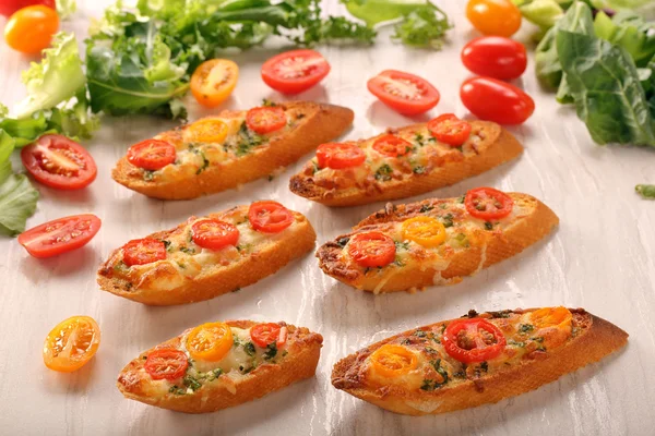 Свежие тосты с сыром и помидорами на белом фоне — стоковое фото