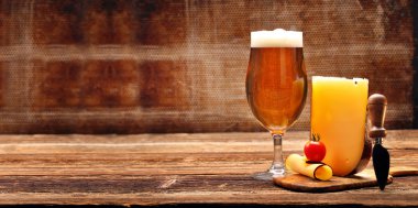 Sarı peynir meze ve bira