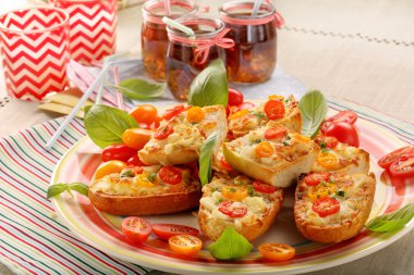 Taze sağlıklı vejetaryen sandviç peynir ve domates ile