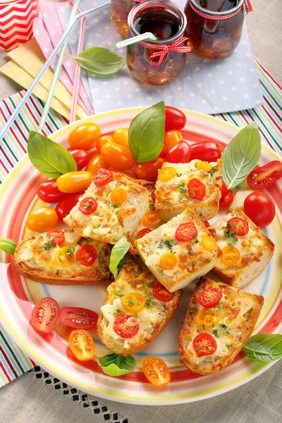 Frische gesunde vegetarische Sandwiches mit Käse und Tomaten — Stockfoto
