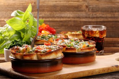 Peynir, ıspanak ve domates ile güveç