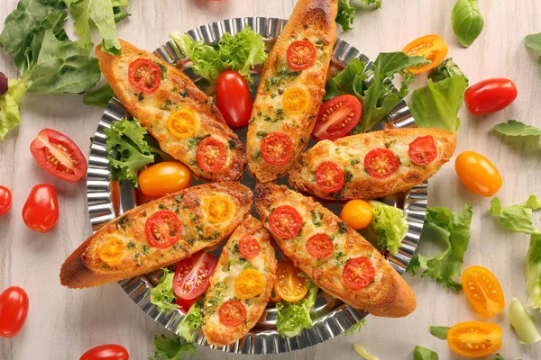 Frische gesunde vegetarische Sandwiches mit Käse und Tomaten — Stockfoto