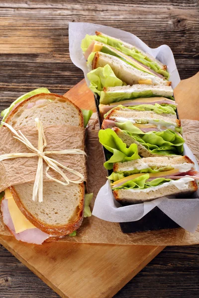 Sandwich frais au jambon et laitue dans un moule de boulangerie — Photo