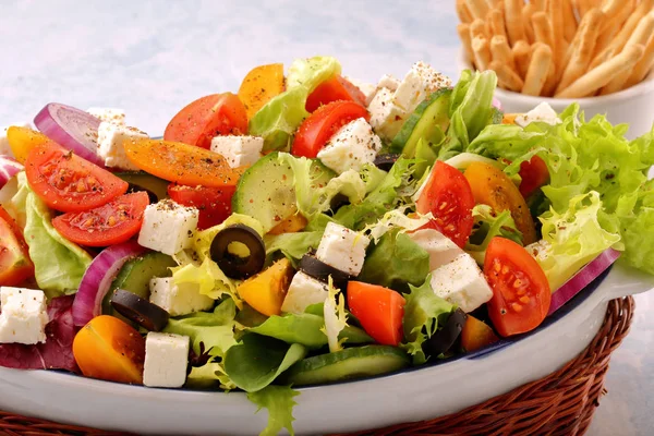 Griekse salade met feta kaas, zwarte olijven en crostini stokken — Stockfoto