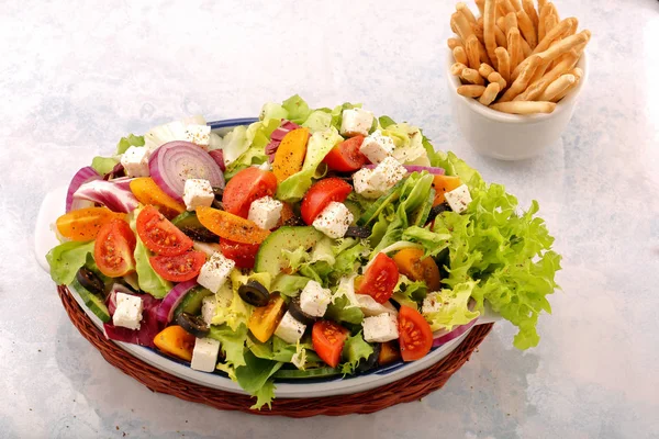 Griekse salade met feta kaas, zwarte olijven en crostini stokken — Stockfoto