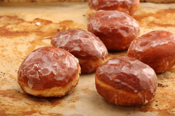 Traditionelle polnische hausgemachte Donuts mit Marmelade am fetten Donnerstag — Stockfoto