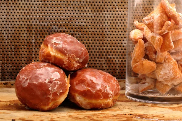 Donuts y faworki. Galletas polacas tradicionales el jueves gordo — Foto de Stock