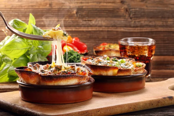 Casserole with cheese, spinach and tomatoes — Stock Photo, Image