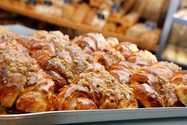 Croissant freschi fuori dal forno e decorati con glassa e wa — Foto Stock