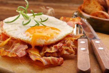 Sahanda yumurta sıcak domuz pastırması parçaları ile