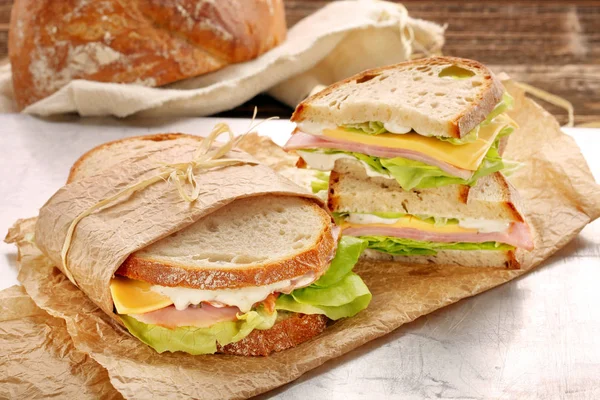 Sandwich frais au jambon et laitue — Photo