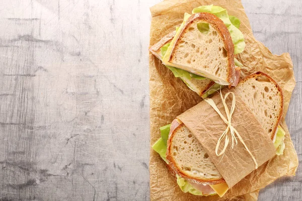 Sandwich frais au jambon et laitue — Photo