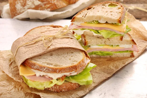 Sandwich fresco con queso jamón y lechuga —  Fotos de Stock