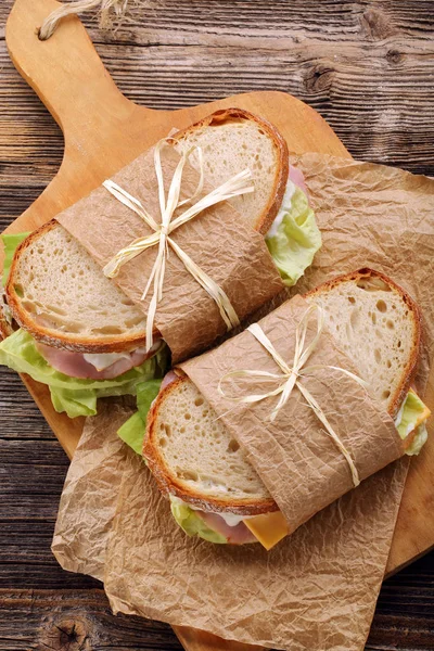 Sandwich fresco con queso jamón y lechuga — Foto de Stock