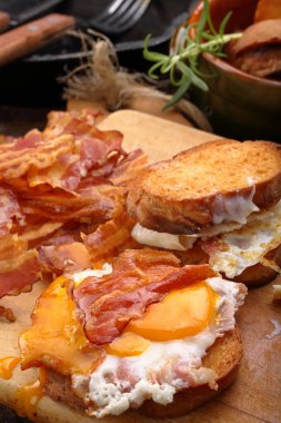 Kızarmış yumurta ve sıcak domuz pastırması parçaları tost 