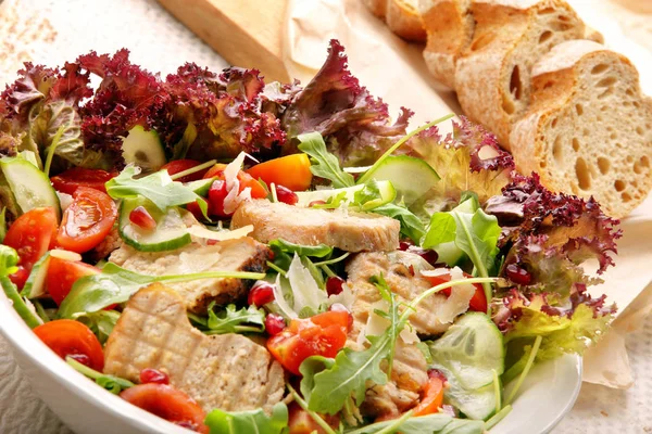 Свіжий салат зі свининою на грилі, руколою та насінням гранату — стокове фото