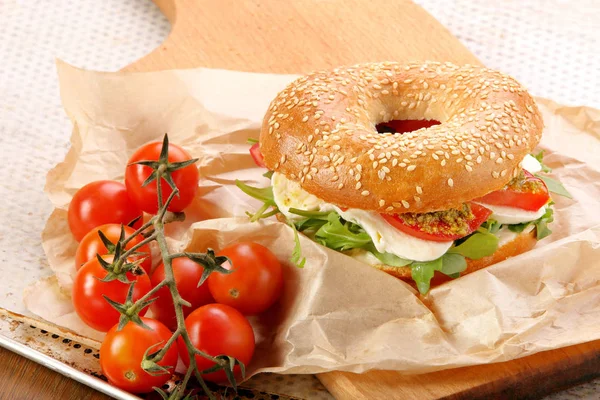 Bagel-Sandwich mit Mozzarella, Tomate und Pesto — Stockfoto